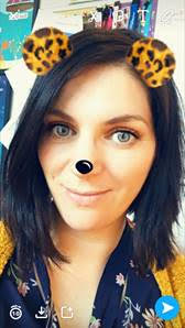 Karina Feirtéar ag úsáid Snapchat